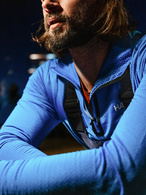 Mann mit blauem Halti-Shirt als Teil seiner Skibekleidung