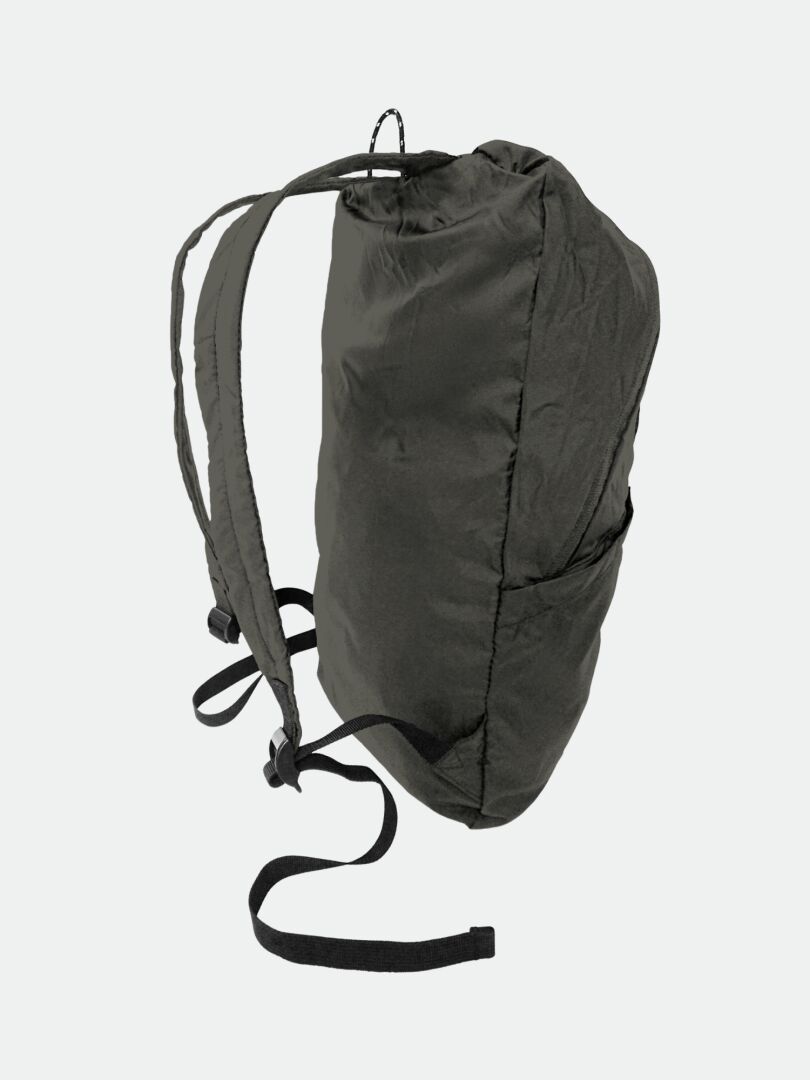 Der Halti Streetpack Rucksack ist ein schwarzer, ultraleichter Rucksack mit gepolsterten Trägern und verstellbarem Brustgurt für den Outdoor-Einsatz.