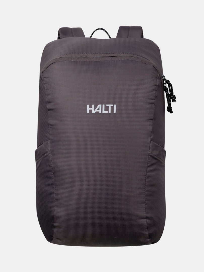 Der Streetpack Rucksack von Halti ist schwarz, ultraleicht und hat Hauptfach, Seitenfächer und gepolsterte Gurte.