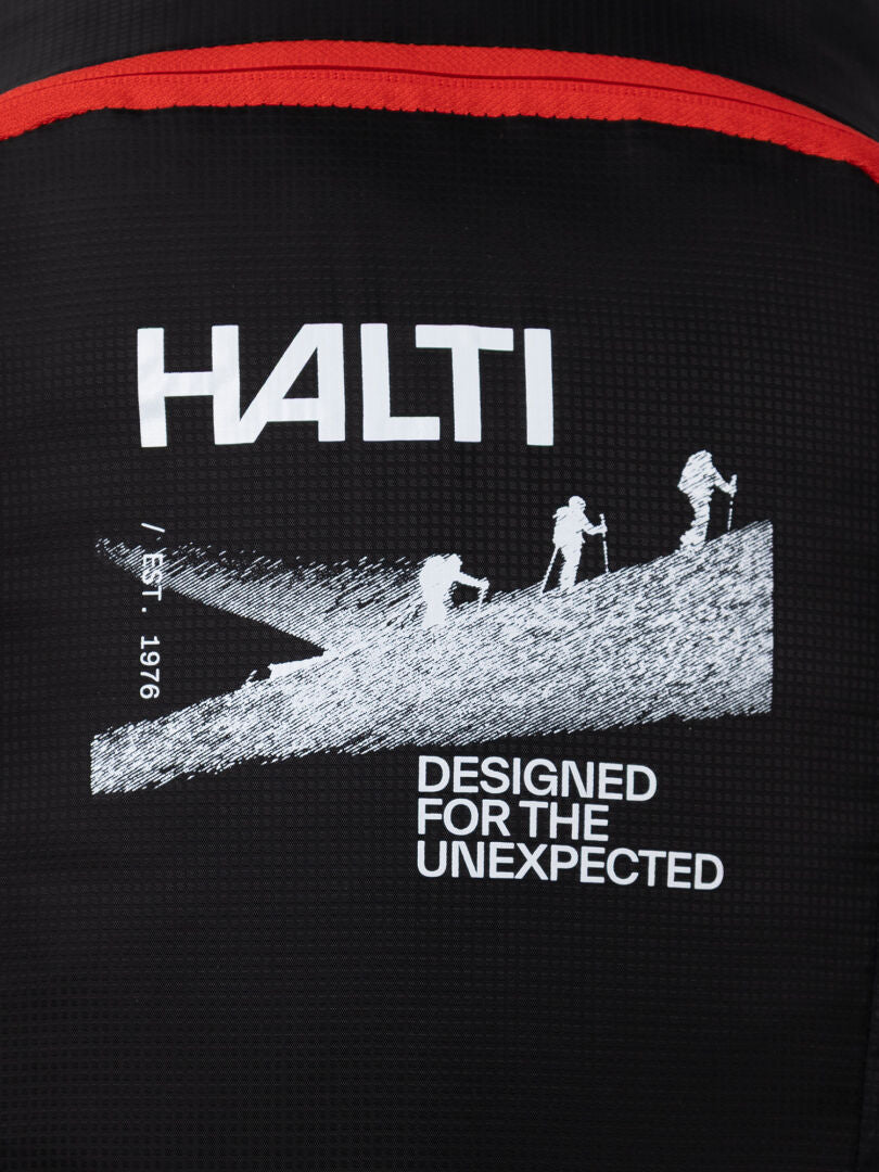 Eine Nahaufnahme des schwarzen Stoffs des Halti Streetpack Rucksacks mit dem Schriftzug