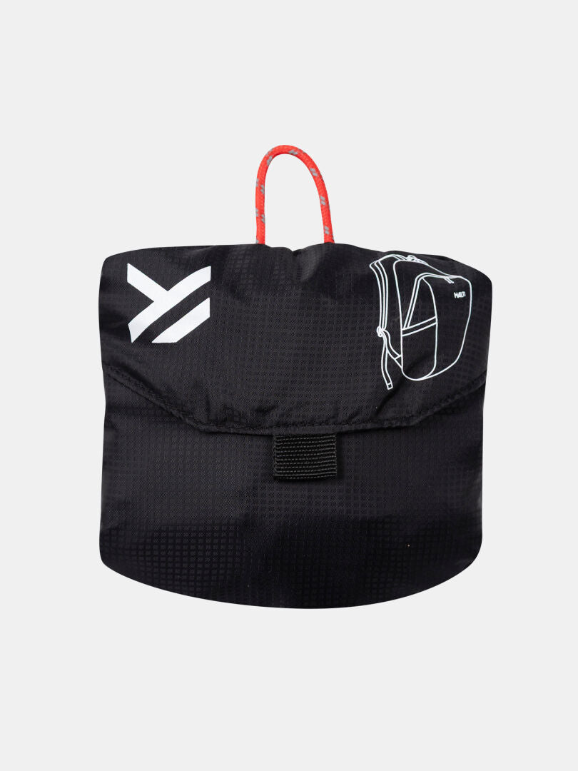 Der schwarze Halti Streetpack Rucksack hat ein weißes Logo, eine rote Aufhängeschlaufe und eine skizzierte Rucksackzeichnung auf der Klappe.