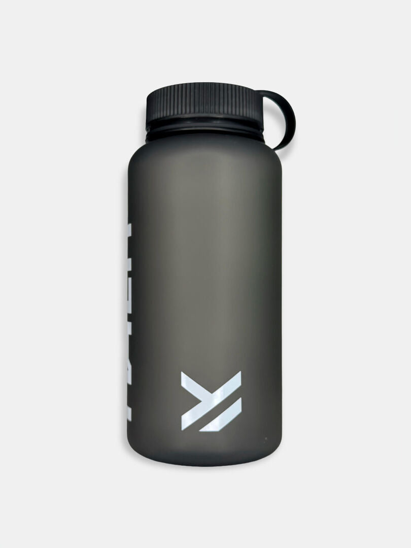 Die Halti Trinkflasche 1000 ML in mattem Grau mit schwarzem Deckel und weißem Logo ist ideal für Outdoor-Aktivitäten.
