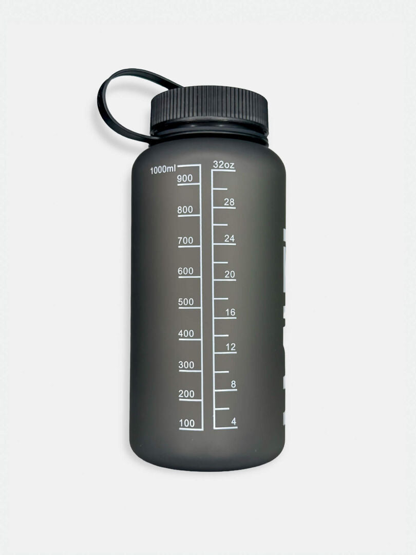 Halti Trinkflasche 1000 ML: matt grau, auslaufsicher, schwarzer Deckel, Messskala auf weißem Hintergrund.