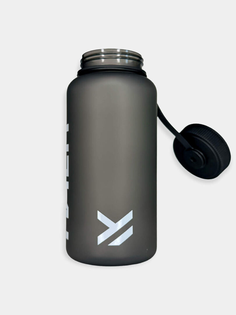 Die Halti Trinkflasche 1000 ML in Mattgrau mit auslaufsicherem Verschluss und weißem Logo - ideal für Outdoor-Aktivitäten.
