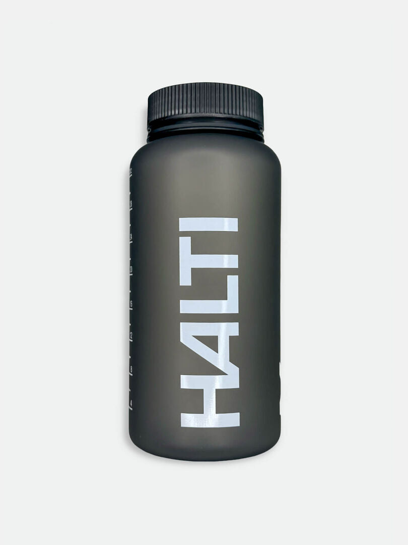 Die Halti Trinkflasche 1000 ML in Grau mit schwarzem Deckel - auslaufsicher, ideal für Outdoor-Aktivitäten.