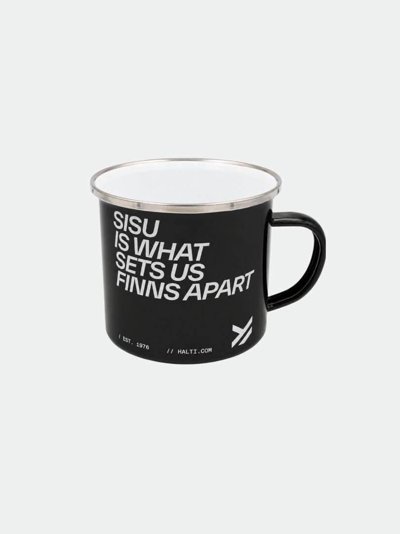 Halti-Emaillebecher, ideal für Camping und Outdoor; mit „Sisu“-Spruch und Halti-Logo.