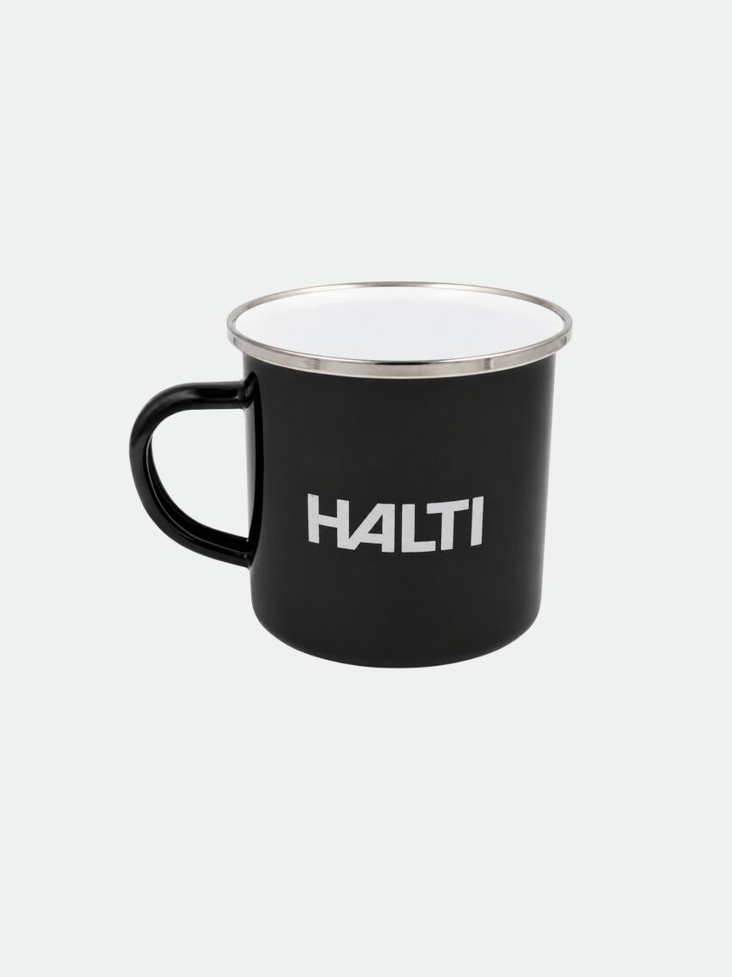 Halti-Emaillebecher: Schwarzer Metallbecher mit Henkel, silbernem Rand und auffälligem weißem HALTI-Logo – ideal für Campingausflüge.