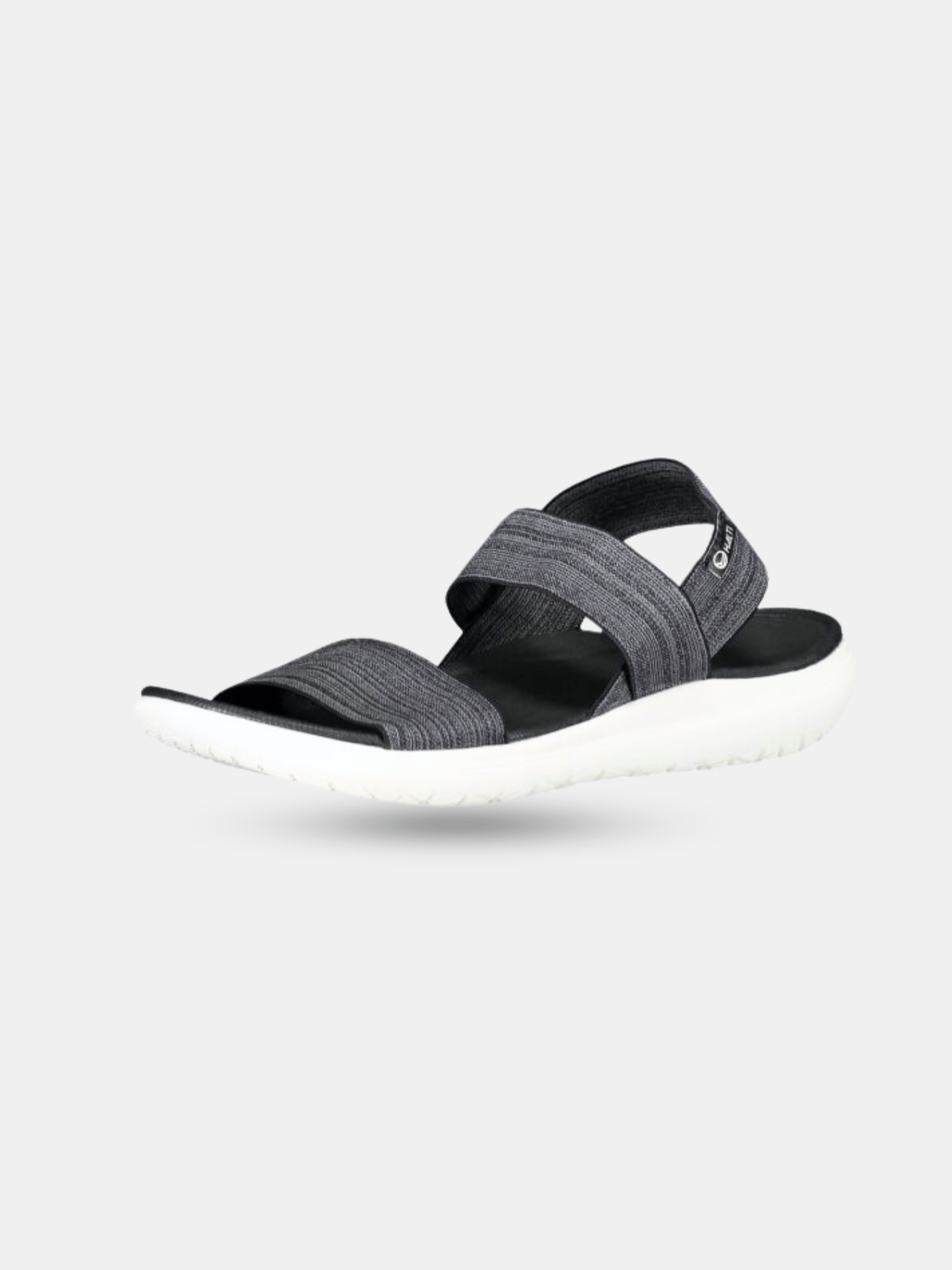 Asha Sandalen Damen von Halti: grau/schwarzes Obermaterial aus Stretchmaterial, zwei Riemen, weiße Sohle, offene Spitze auf einfarbigem Hintergrund.