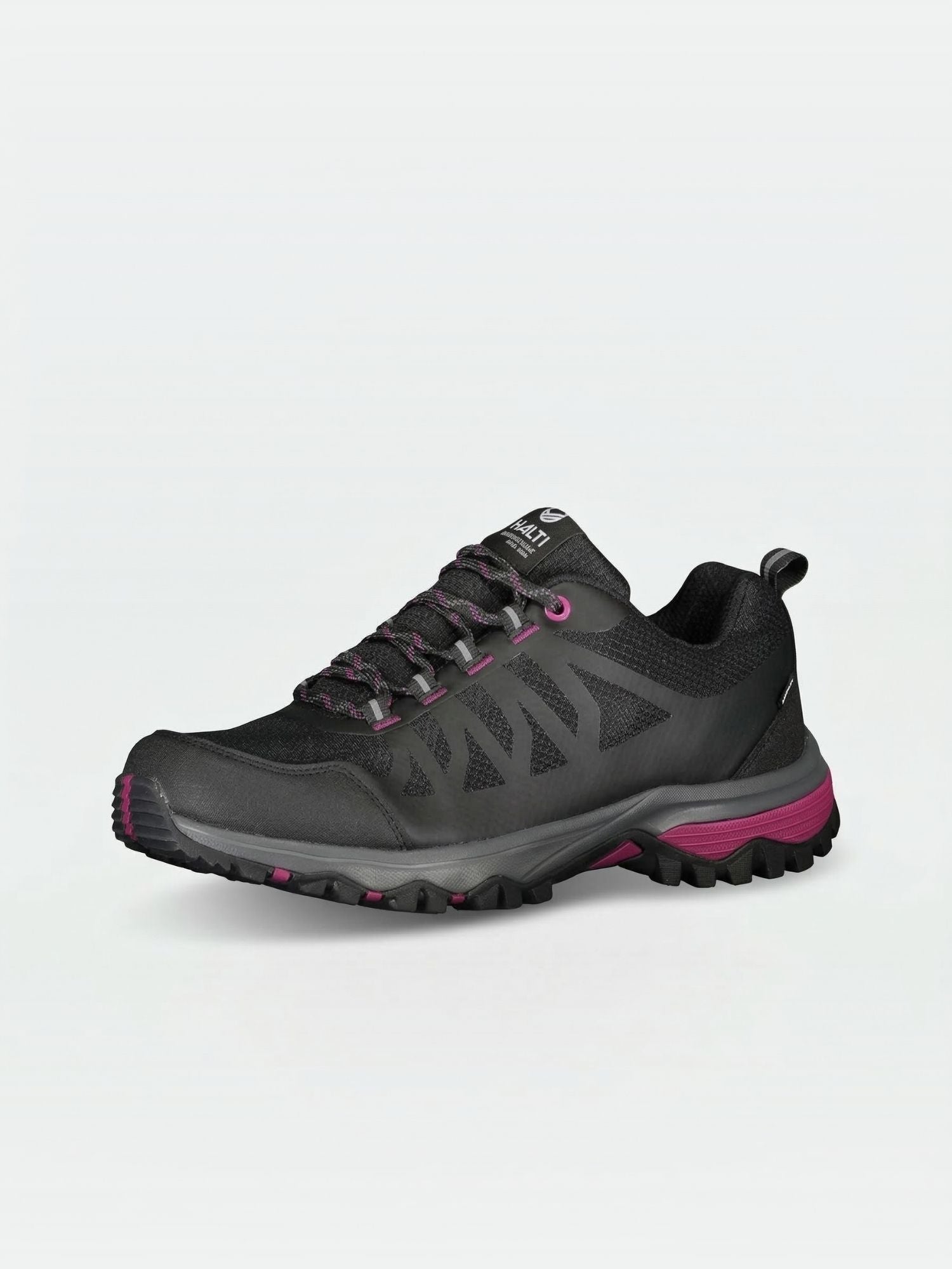 Der Halti Outdoor Sneaker Low DX Damen ist ein schwarzer Sneaker mit rosa Akzenten, gemusterten Schnürsenkeln und einer strukturierten Sohle.