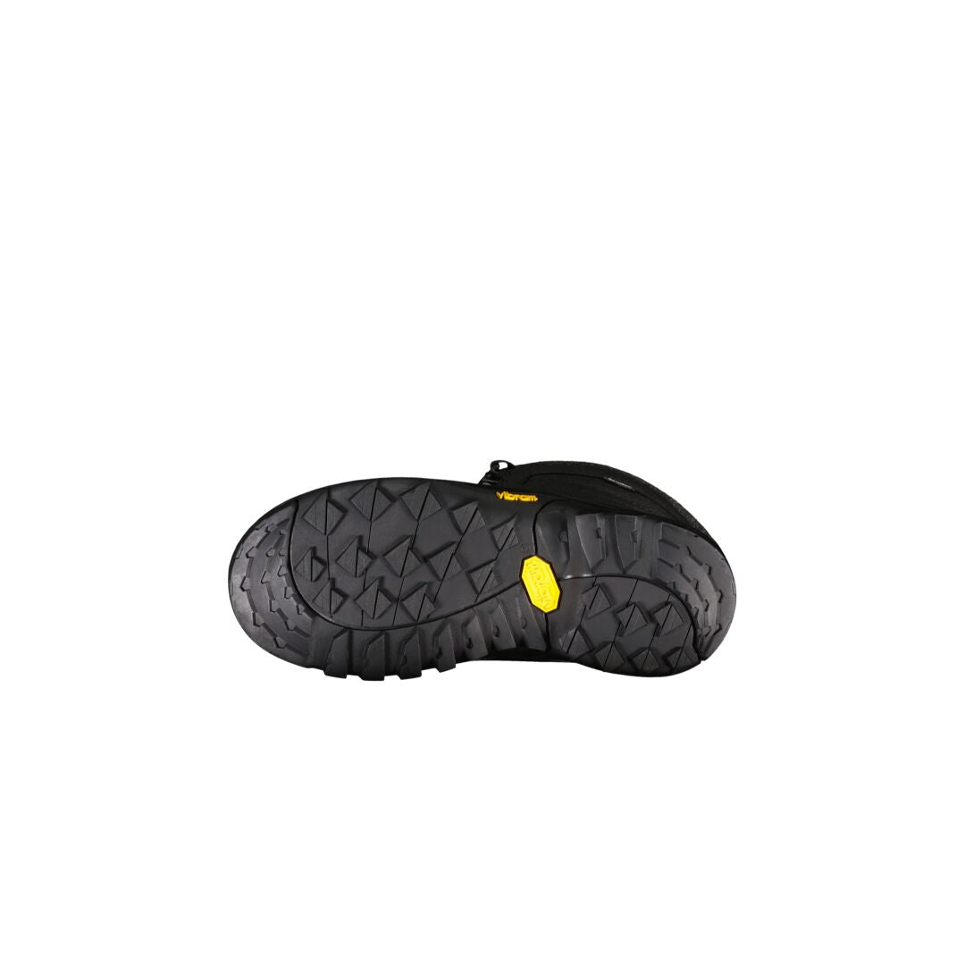 Die Halti Inari Kinder DrymaxX Winterschuhe haben eine schwarze Vibram-Gummisohle mit einem gelben sechseckigen Logo darunter.