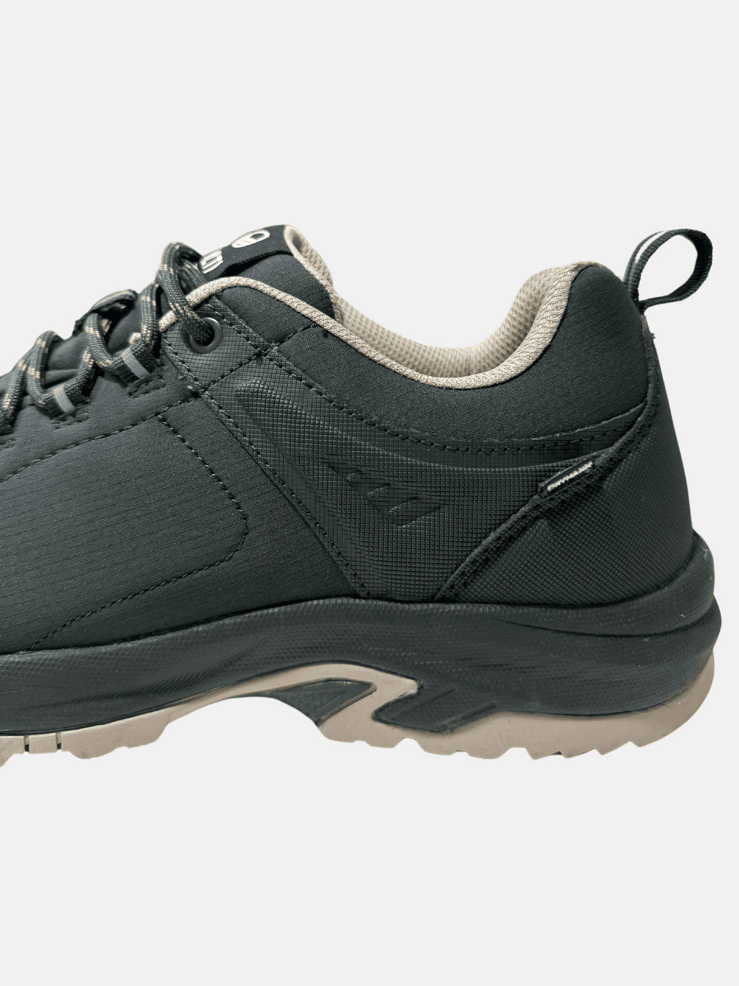Nahaufnahme des Halti Outdoor-Schuhs Low DX Herren in schwarz/beige mit GripmaxX Antislip-Sohle und robusten Nähten.