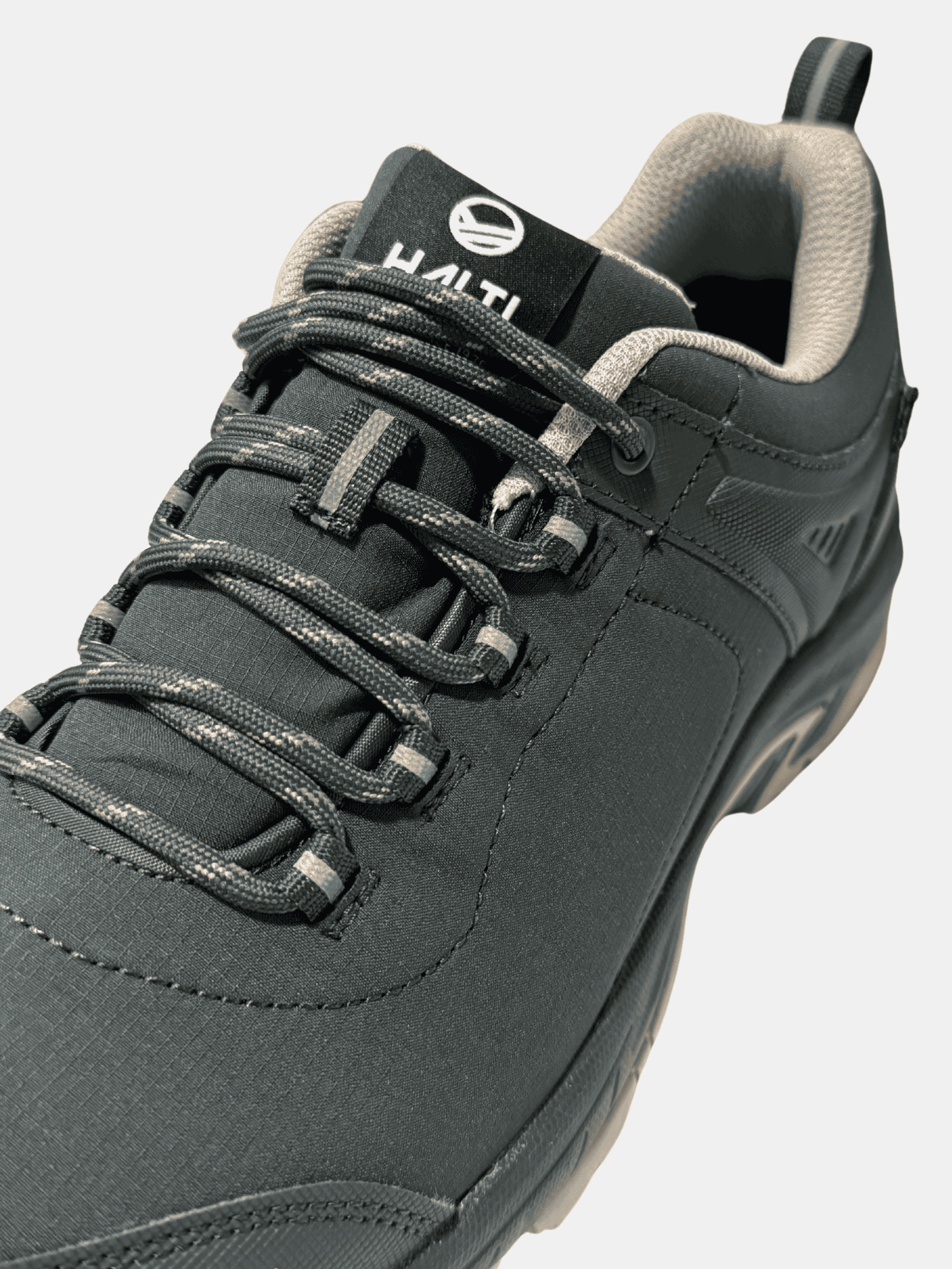 Nahaufnahme des Halti Outdoor-Schuhs Low DX Herren mit DrymaxX Membran, HAITI-Logo und GripmaxX Antislip-Sohle.