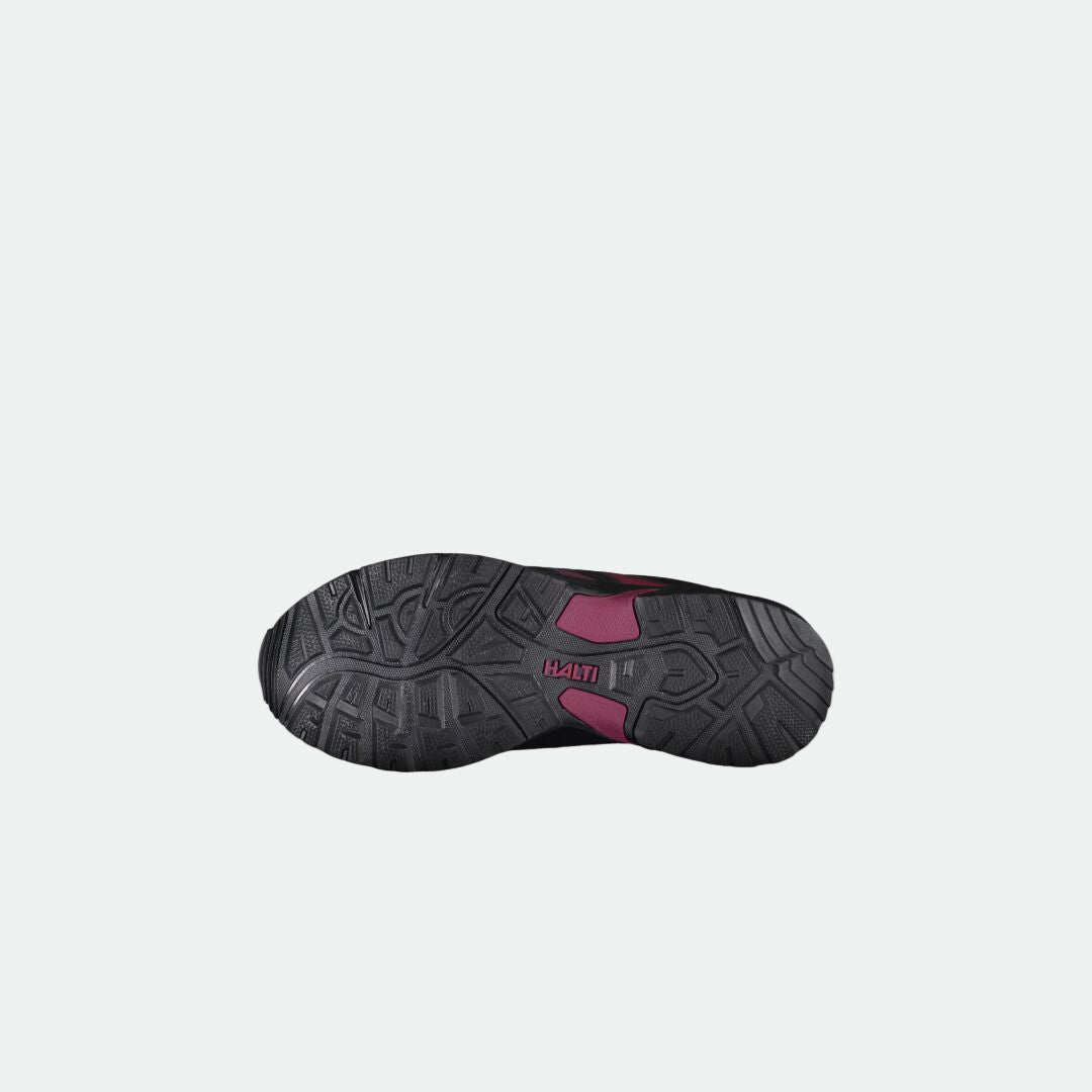 Der Halti Outdoor-Schuh Mid DX Damen hat eine schwarze GripmaxX Antislip-Außensohle mit strukturiertem Profil und einem roten Akzent.