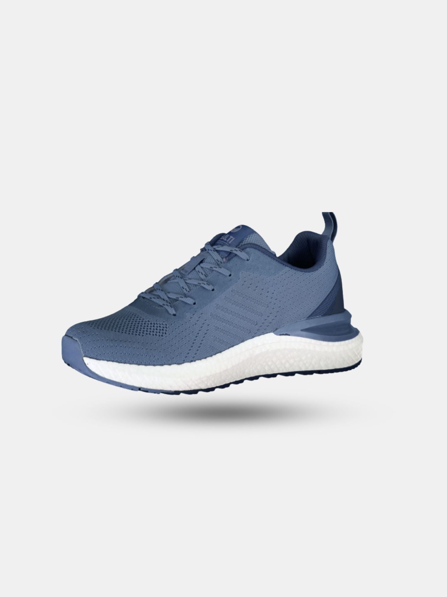 Der Halti Gale Sneaker Damen in Blau mit BoomaxX-Zwischensohle und atmungsaktivem Obermaterial aus recyceltem Textil, nach links gerichtet.