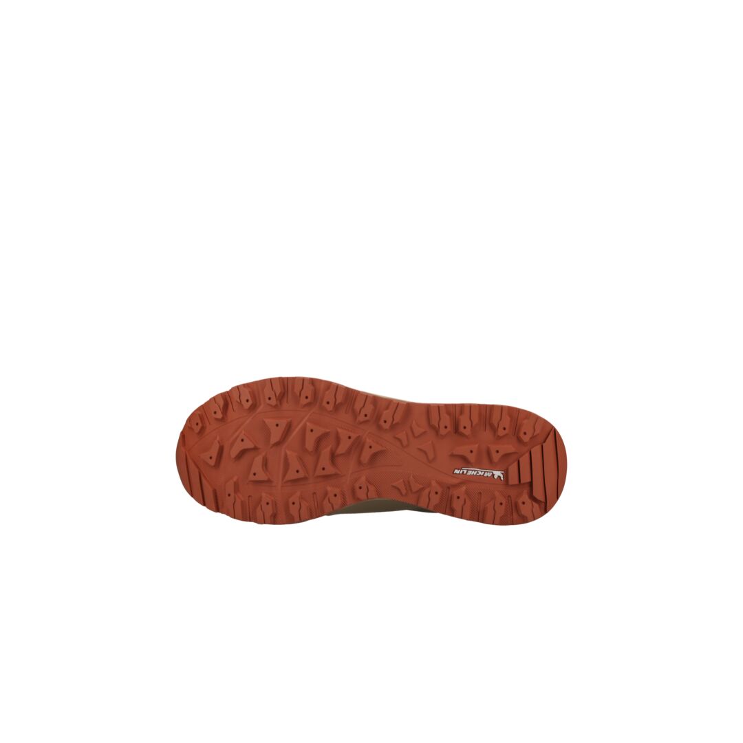 Das Bild zeigt die orangefarbene Profilsohle der Halti Hiker Kuru DrymaxX Outdoor Schuhe Herren mit dem Vibram-Logo.