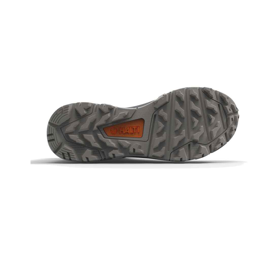 Der graue Halti Hiker Askel Mid Outdoorschuh für Herren hat eine Profilsohle und ein orangefarbenes Logo, perfekt für Tageswanderungen.