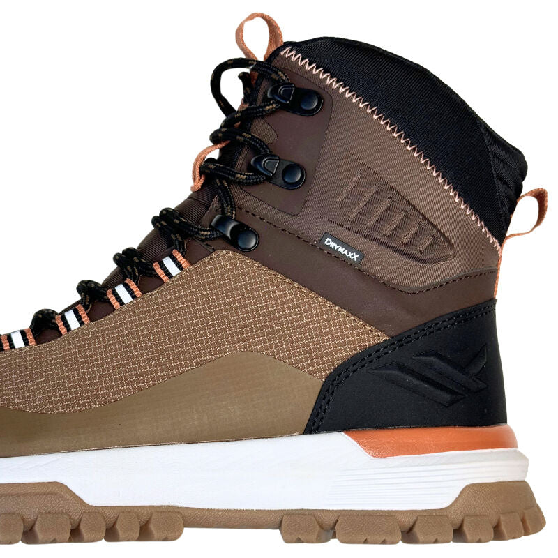 Eine Nahaufnahme von Halti Kajava DrymaxX Schuhe Damen, einem wasserdichten braunen Wanderstiefel mit orangefarbenen Akzenten für Outdoor-Aktivitäten.