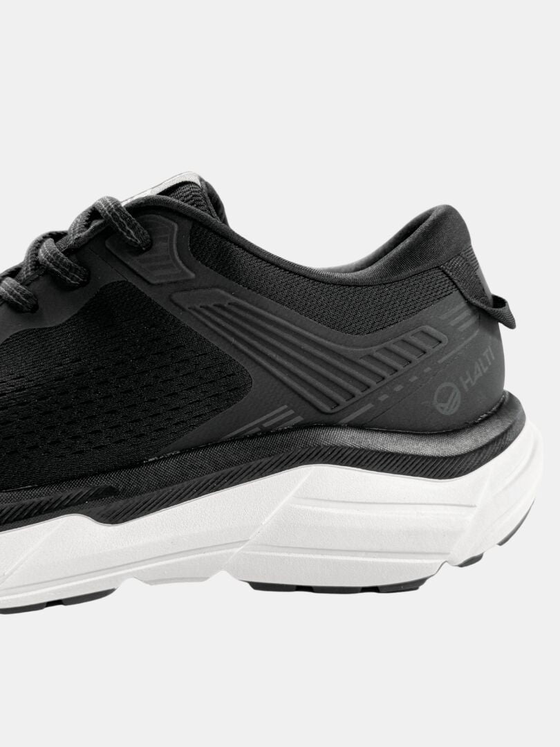 Eine Nahaufnahme des Halti Tempo 3 Sneaker Herren mit komfortablem und atmungsaktivem Design auf grauem Hintergrund.