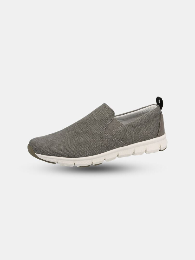 Halti Lente Canvas Slip-on Schuhe Herren: grau, weiße Sohle, schwarzer Pull-Tab, aus recyceltem Material.