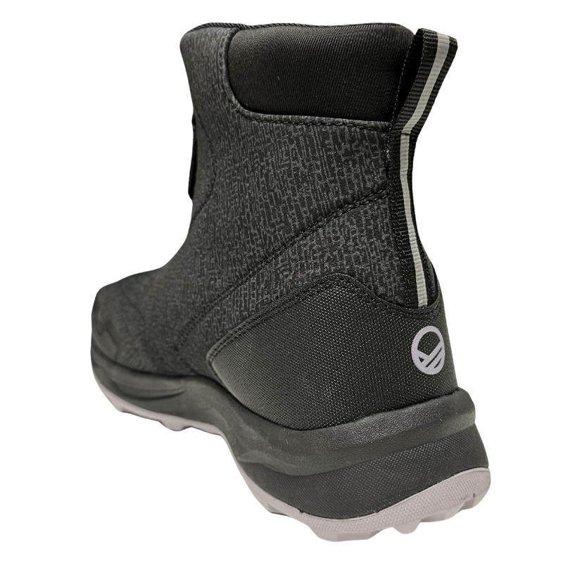 Der Halti Nanook Mid 2 DrymaxX Spikeschuhe Damen ist ein schwarzer knöchelhoher Stiefel mit Strukturmuster und grauer Sohle, Rückansicht.