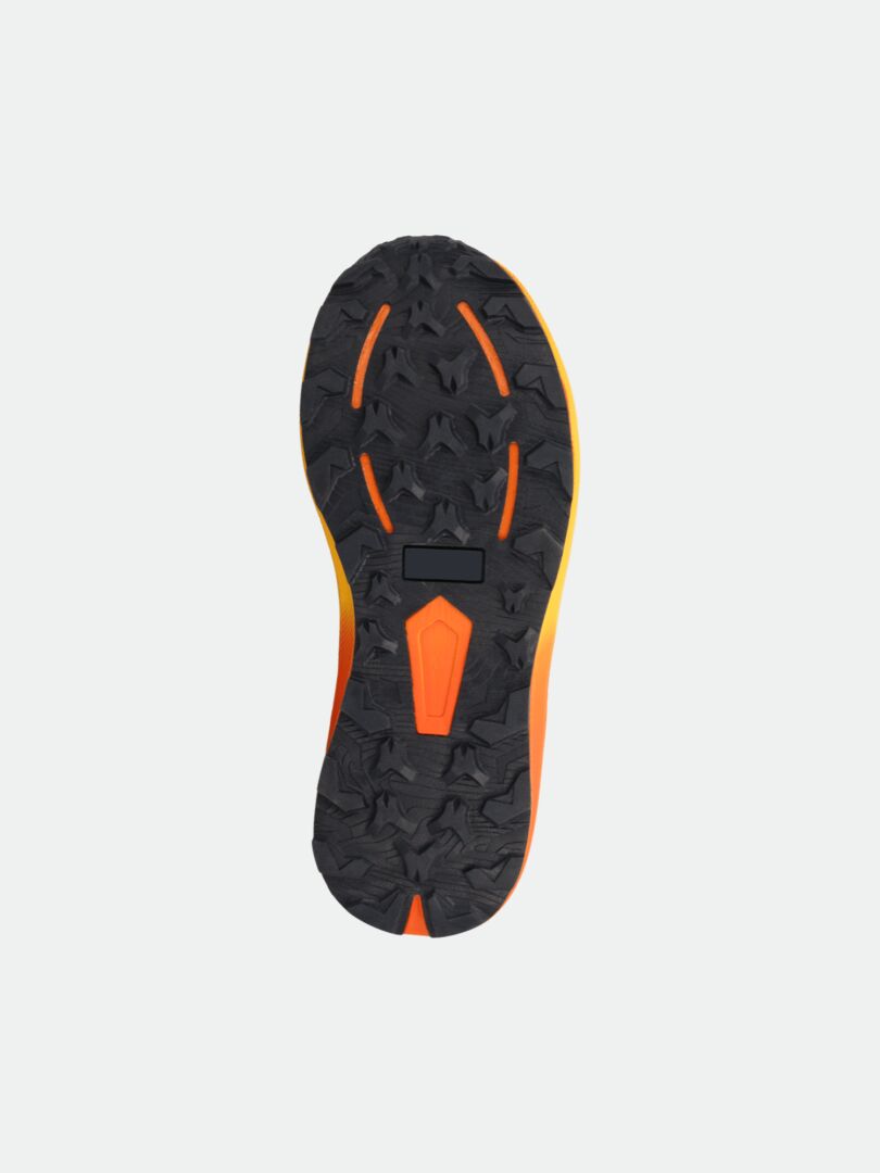 Die schwarze, strukturierte Sohle des Halti Rapid DX Mid Outdoor Schuhe Herren mit orangefarbenen und gelben Rändern, von unten auf weiß dargestellt.