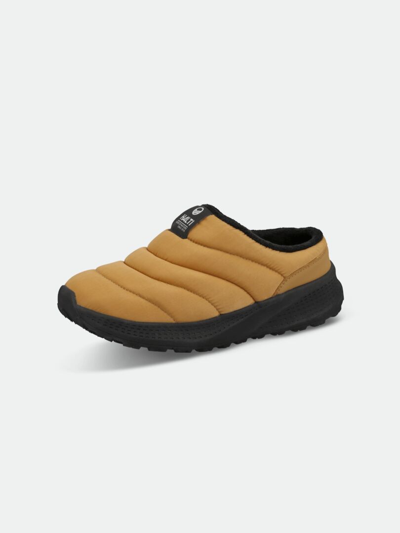 Der Halti Rest 2 Slipper ist hellbraun mit gestepptem Obermaterial, Memory Foam Innensohle, schwarzer Sohle und schwarzem Zungenanhänger.