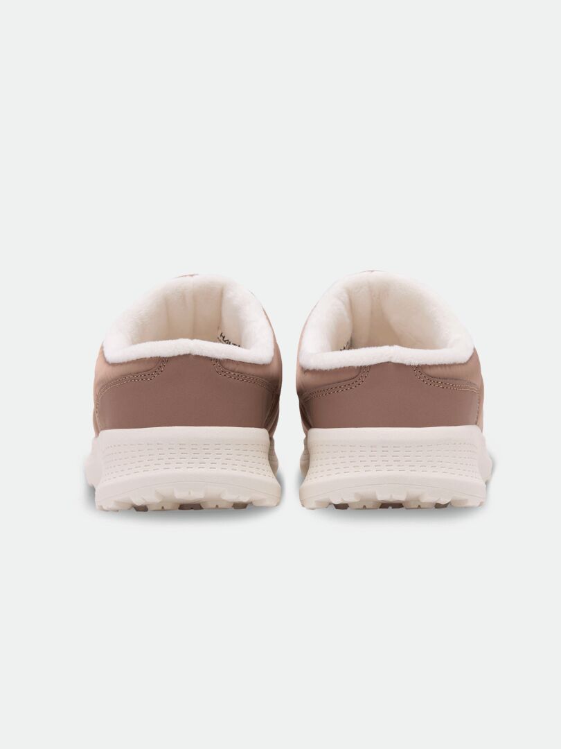 Halti Rest 2 Slipper in Hellbraun mit weißer EVA-Sohle und weißem Futter, von hinten auf weißem Hintergrund abgebildet.