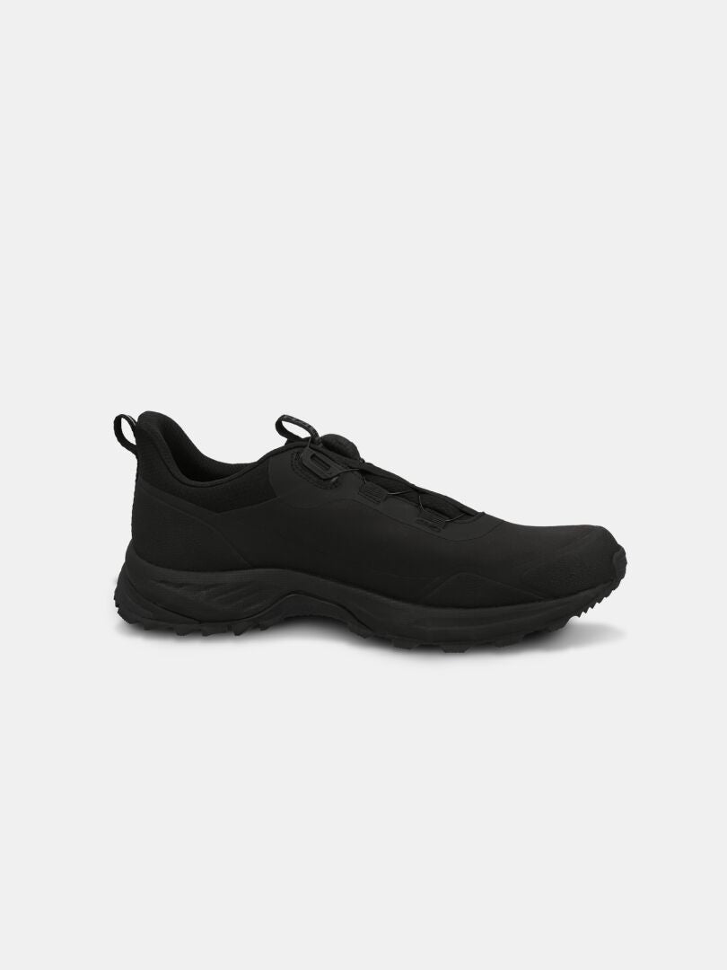 Halti Fara Low 2 DX Freelock Outdoor-Schuhe in Schwarz, Seitenansicht, mit GripmaxX Trail-Sohle auf weißem Hintergrund.