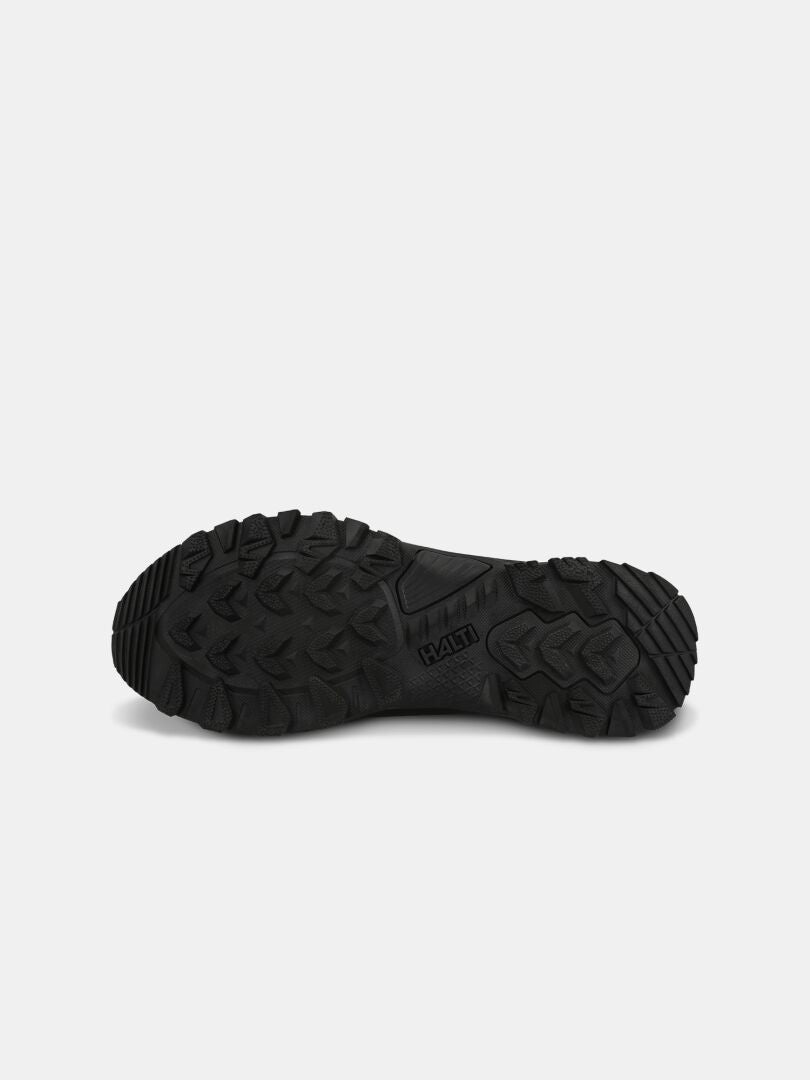 Schwarze Sohle des Outdoor-Schuhs „Halti Fara Low 2 DX Freelock“ mit GripmaxX Trail-Profil, abgebildet auf hellgrauem Hintergrund.