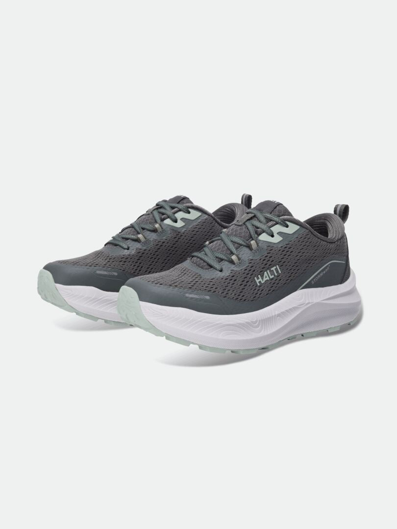Halti Rapid 2 Sneaker für Herren: bequeme Outdoor-Schuhe aus grauem Mesh mit weißen Sohlen und hellgrünen Akzenten, schräg abgebildet.