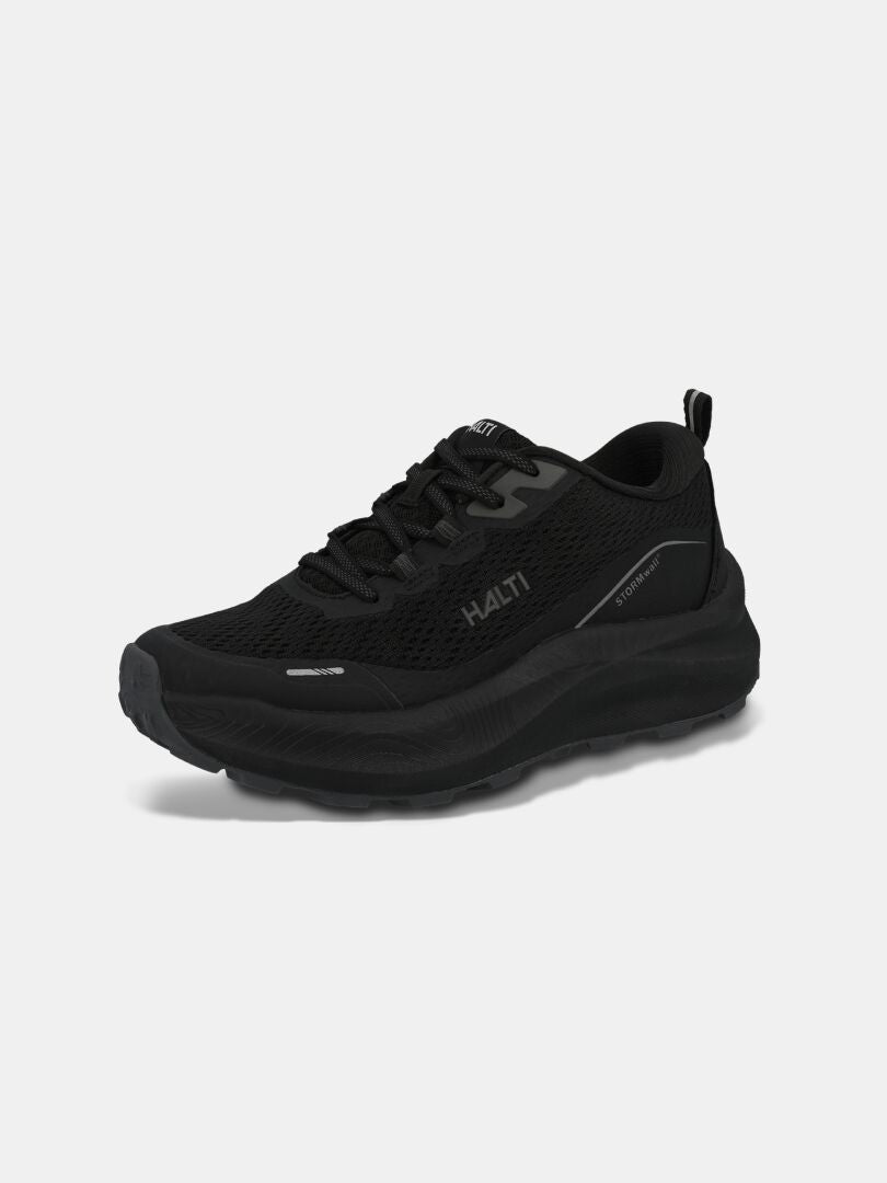 Der Halti Rapid 2 Sneaker Herren ist ein schwarzer, wasserdichter Outdoor-Schuh mit Mesh-Obermaterial, Schnürung vorne und dicker Gummisohle.