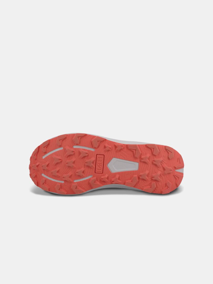 Die korallfarbene Rapid 2 Sneaker Damen Sohle von Halti hat ein strukturiertes dreieckiges Griffmuster und ein kleines Logo in der Mitte.