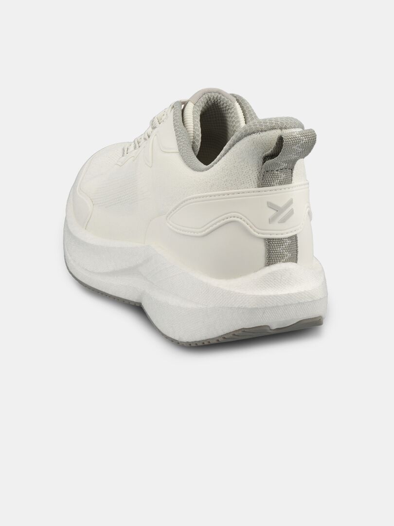 Der Halti Syke Sneaker Damen in Weiß, von hinten links gesehen, hat graues Futter und eine strukturierte ETPU-Sohle.