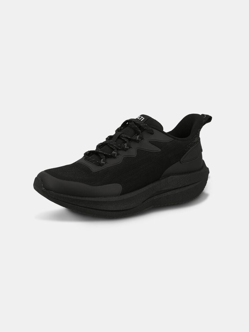 Der Halti Syke Sneaker Damen hat ein schwarzes Mesh-Obermaterial, eine dicke ETPU-Sohle und schwarze Schnürsenkel.