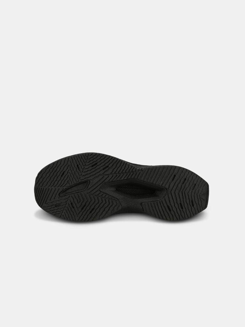 Schwarze Sohle des Halti Syke Sneaker Damen mit strukturiertem Griff und ETPU-Schaum, von unten vor einem unifarbenen Hintergrund dargestellt.