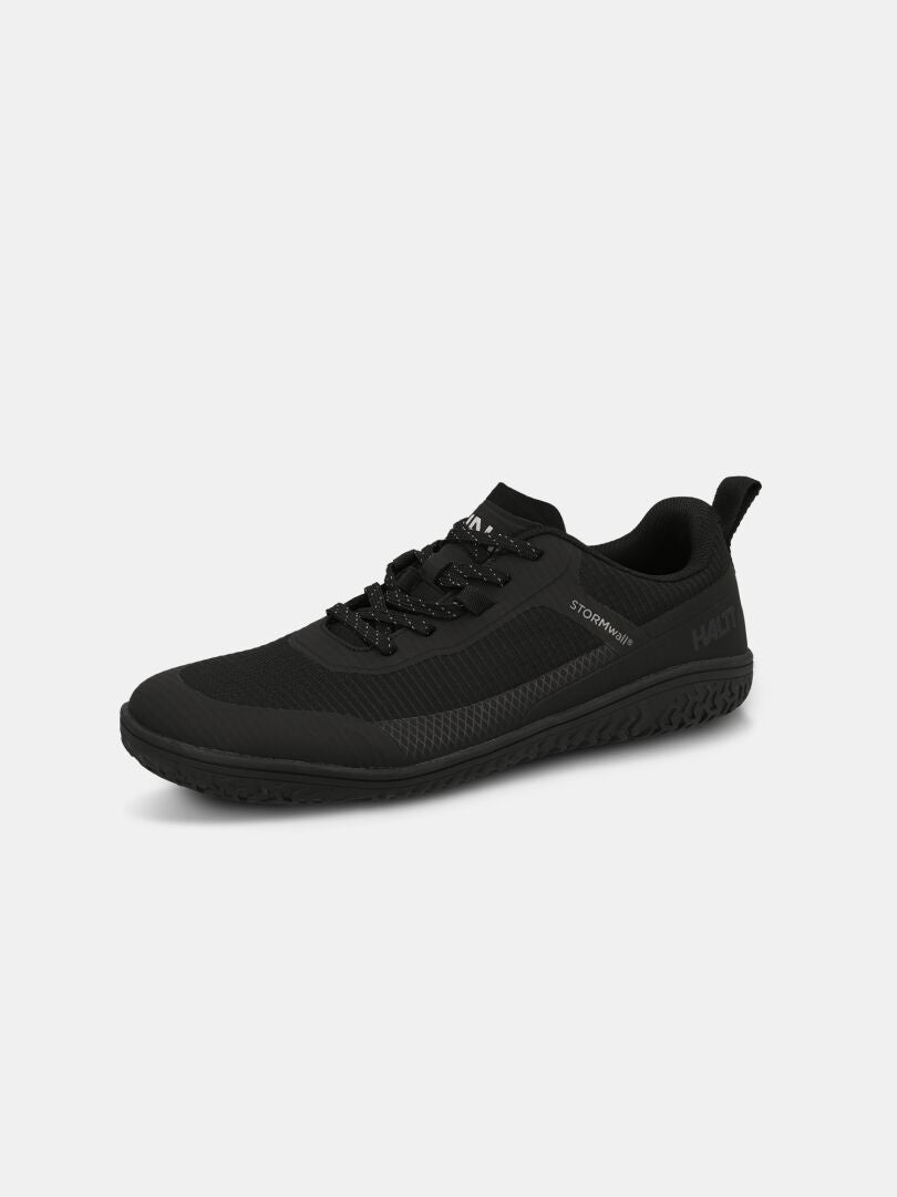 Ein schwarzer Halti Tuntuma Barfußschuh für Unisex mit Schnürverschluss und Zero-Drop-Leisten auf weißem Grund.