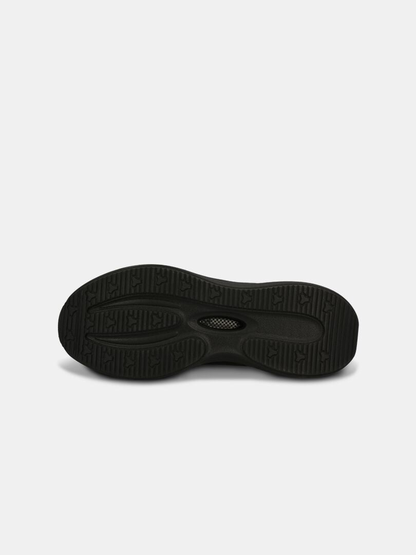 Schwarze Gummisohle mit gemustertem Profil von Halti Frisk Sneaker Herren, abgebildet auf einem schlichten weißen Hintergrund.