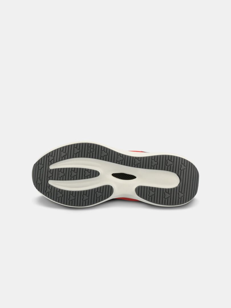 Der Halti Frisk Sneaker Damen hat eine schwarz-weiße Gummisohle mit einem strukturierten Griff an der Unterseite.