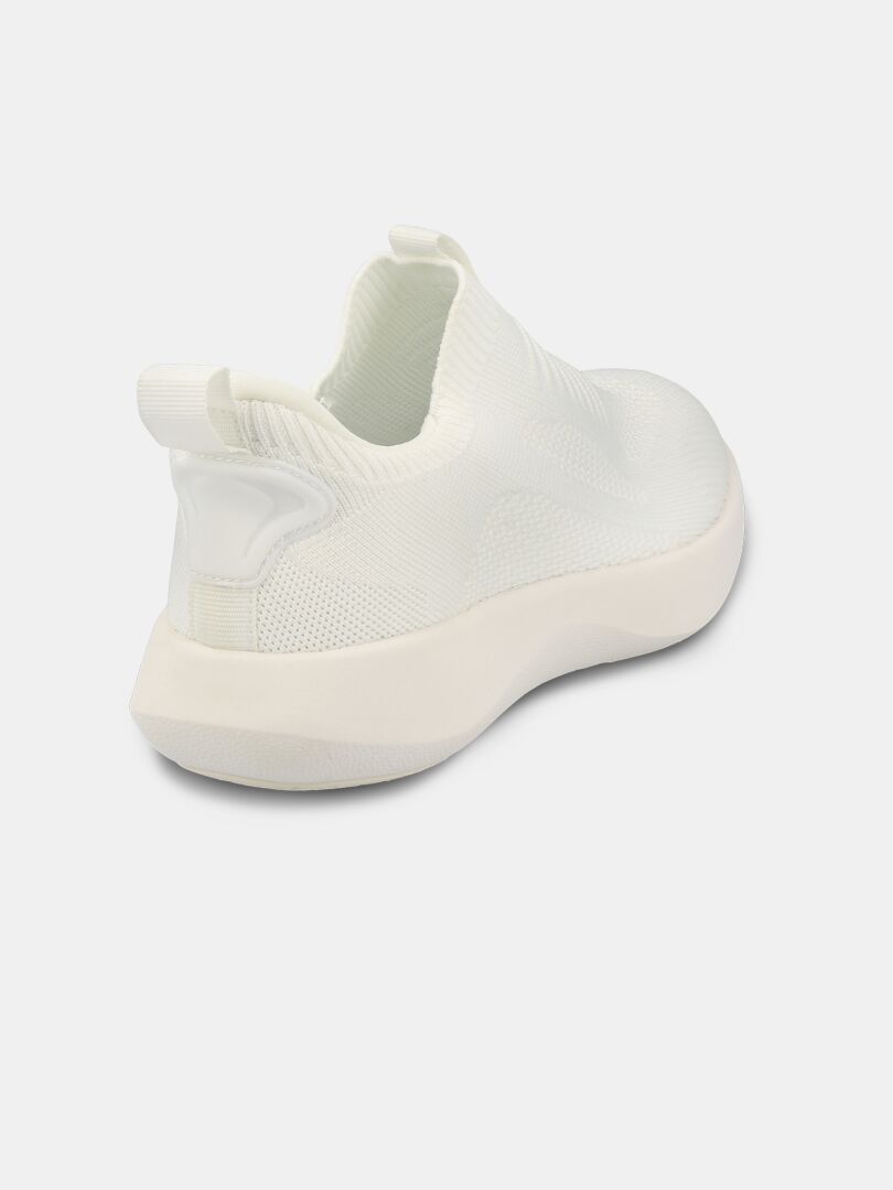 Der Halti Snabb 2 StepIn Sneaker Damen ist ein Slipper mit gestricktem Obermaterial und dicker weißer Sohle, hier von hinten.