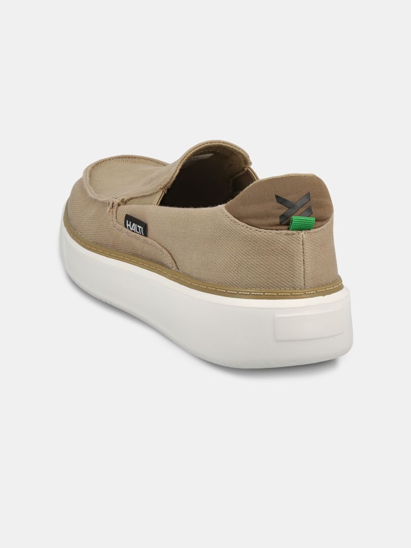 Hellbraune Halti Lido Canvas Schuhe Herren mit weißer Sohle, von hinten links gesehen, mit einem Halti Etikett.