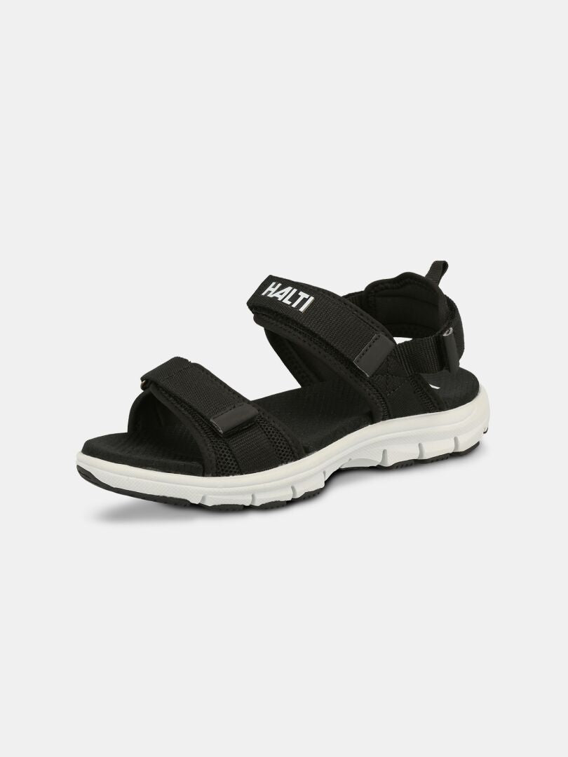Die schwarze Resa 3 Sandale Damen von Halti verfügt über verstellbare Riemen, ein Memory Foam-Fußbett und ein Logo auf dem Knöchelriemen.