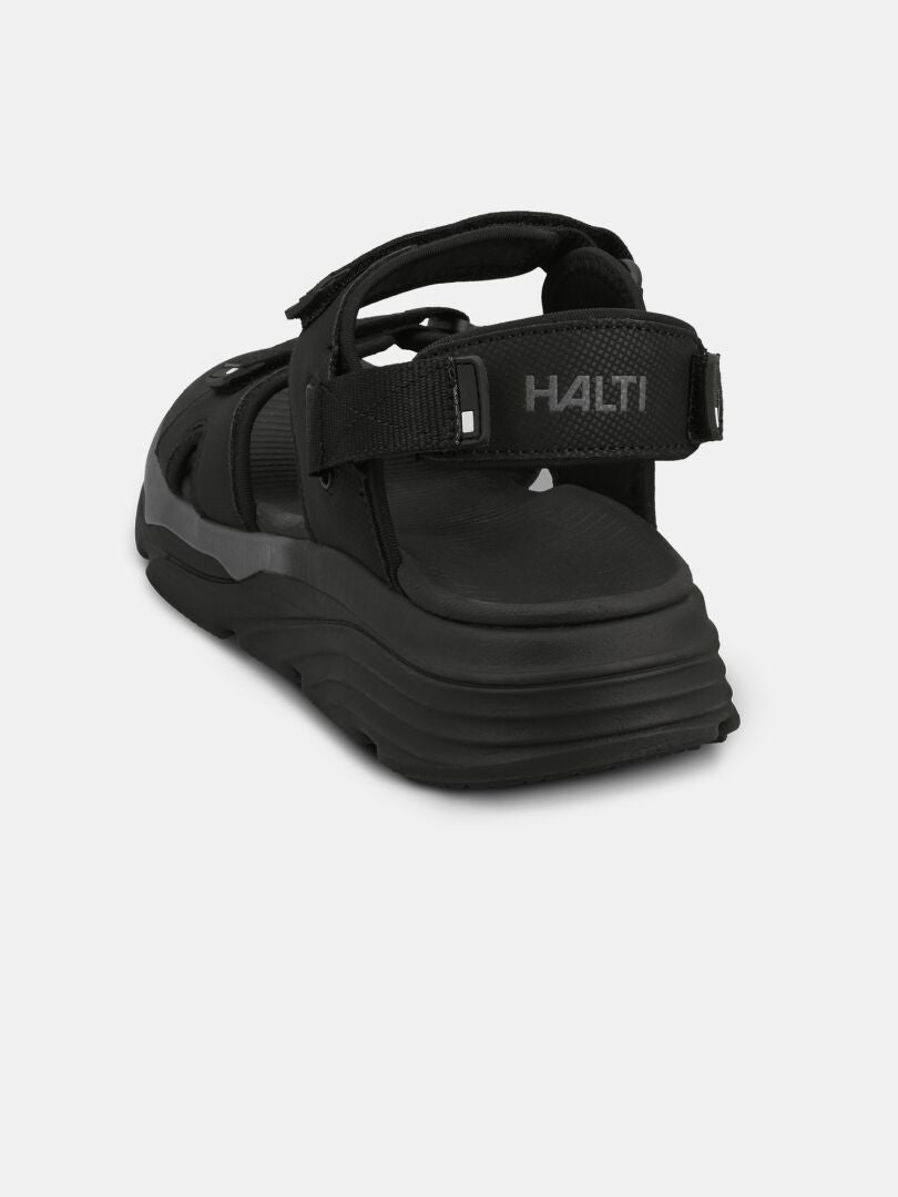 Die Halti Pursuit 2 Sport Sandale ist leicht, hat verstellbare Riemen, eine gepolsterte Sohle und ein HALTI-Branding auf der Rückseite.