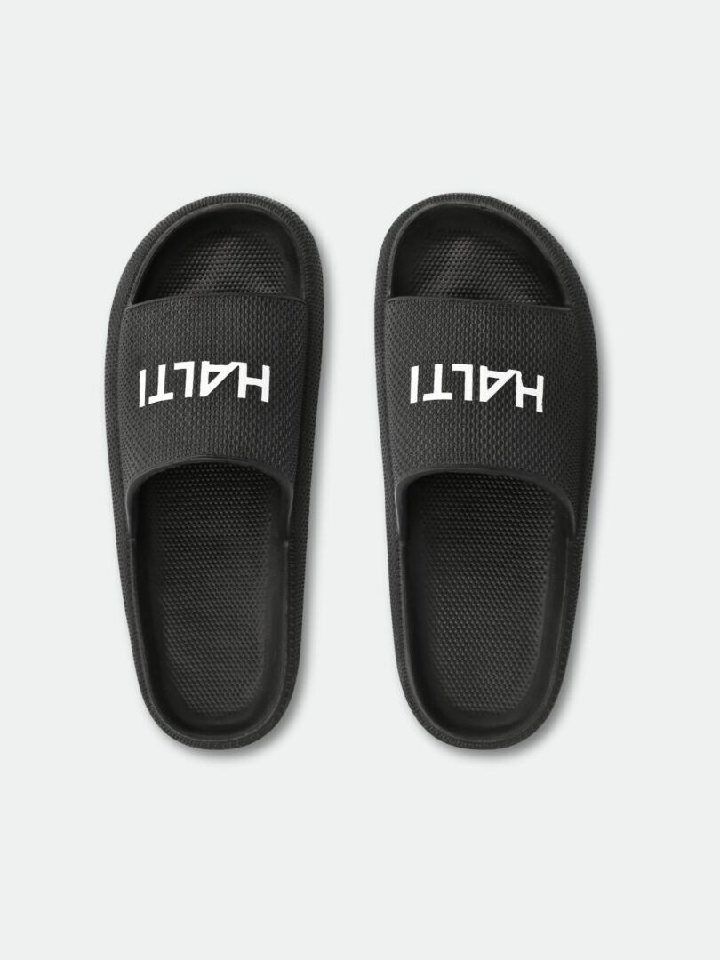 Ein Paar schwarze Halti Eazy 2 Sandale Slides mit