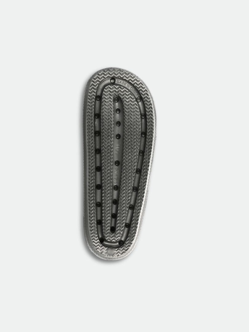 Eine einzelne Halti Eazy 2 Sandale in Grau mit schwarzen Perforationen und Rillen auf weißem Hintergrund.