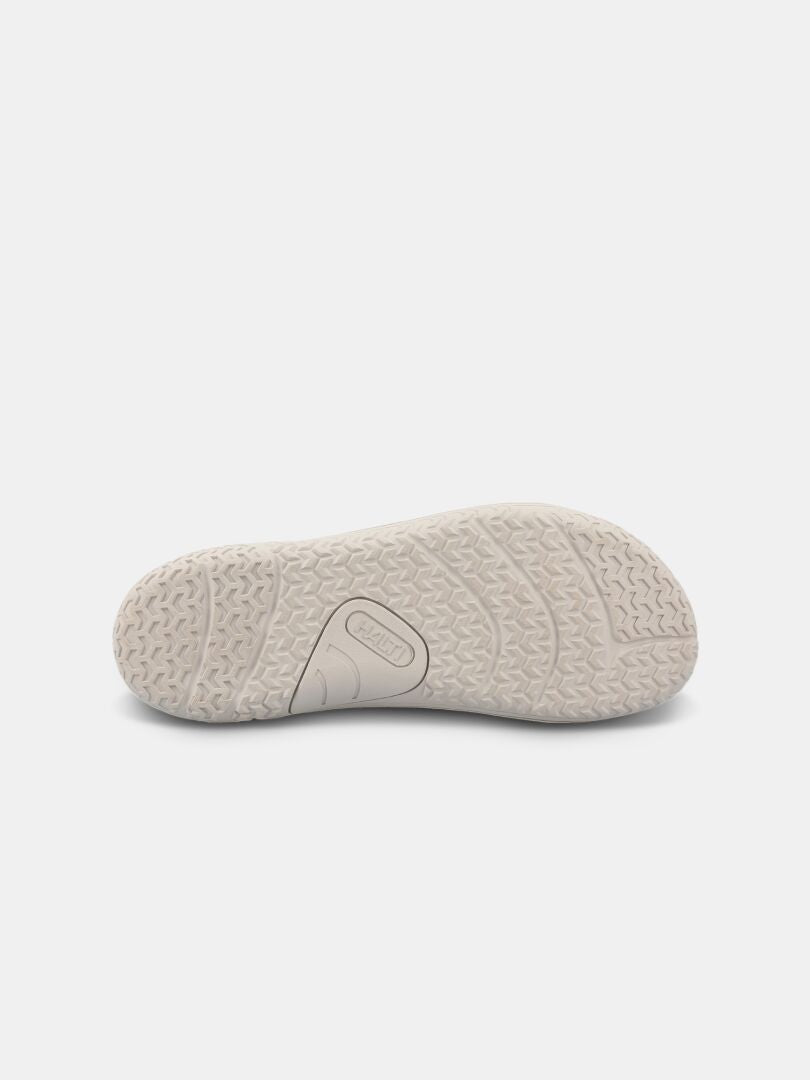 Unteransicht des Halti Vire Barfußschuh Herren mit hellgrauer Struktursohle und minimalistischem Design auf Weiß.