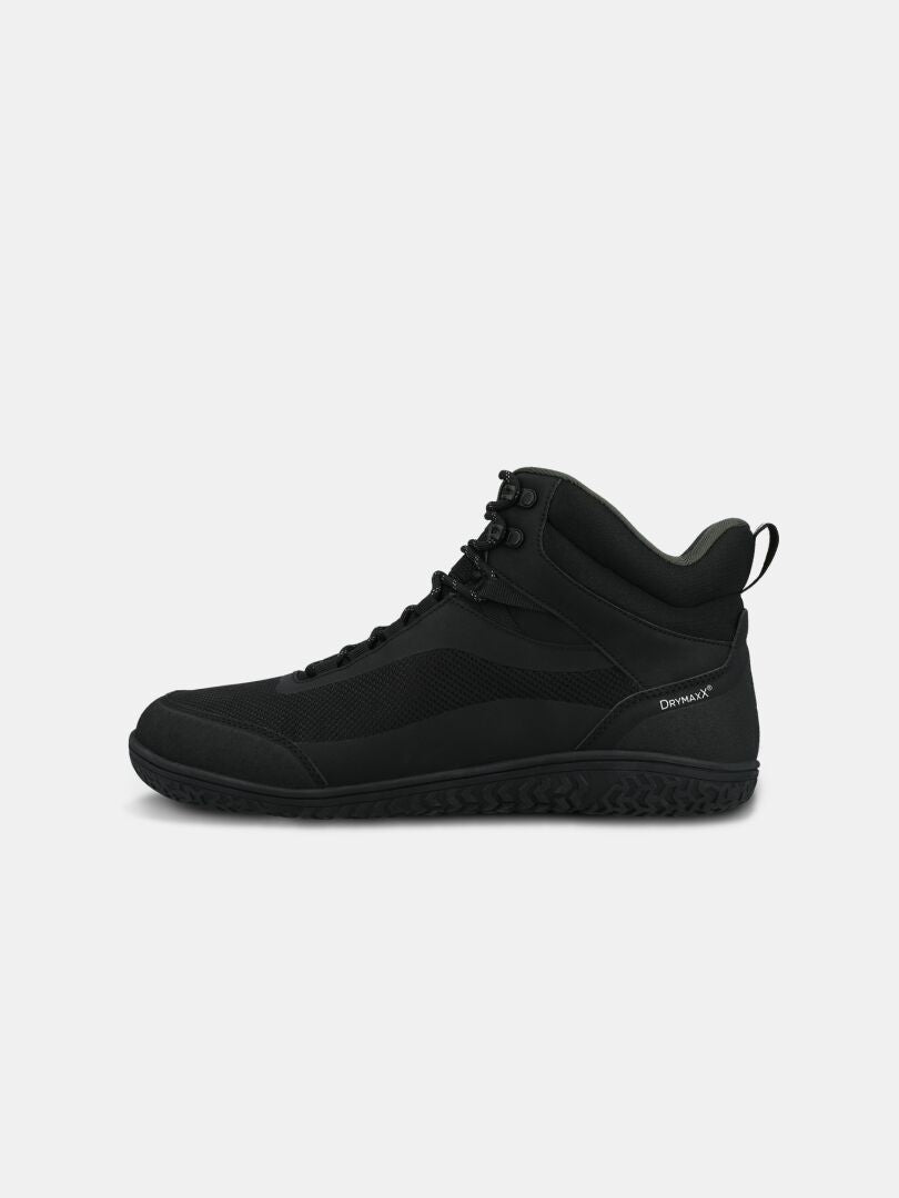 Halti Tuntuma Mid DX Barfußschuh für Herren: schwarzer High-Top-Schuh mit strukturierter Sohle, Schnürsenkeln und Zuglasche; weißer Hintergrund.