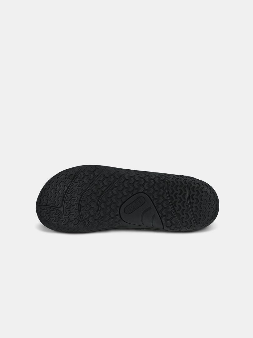 Halti Tuntuma DX Barfußschuh für Herren: schwarze Gummisohle mit strukturiertem Profil, abgebildet auf einem schlichten weißen Hintergrund.