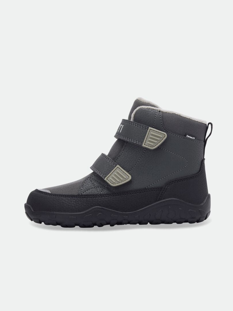 Halti Jalava DX Barfußstiefel für Kinder: schwarzer/grauer Stiefel, zwei Klettverschlüsse, robuste Sohle, auf weißem Hintergrund.