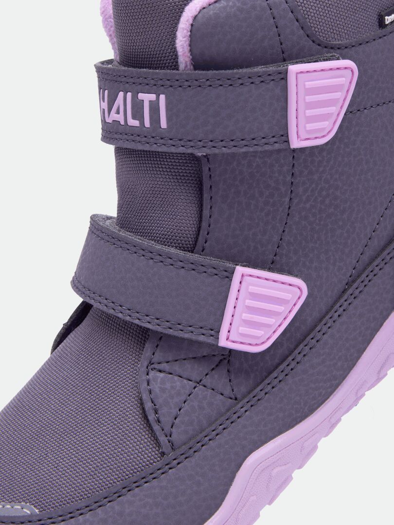 Nahaufnahme eines violetten Halti Jalava DX Barfußstiefels für Kinder mit rosa Riemen, Besatz und dem Schriftzug „HALTI“ auf der Zunge.