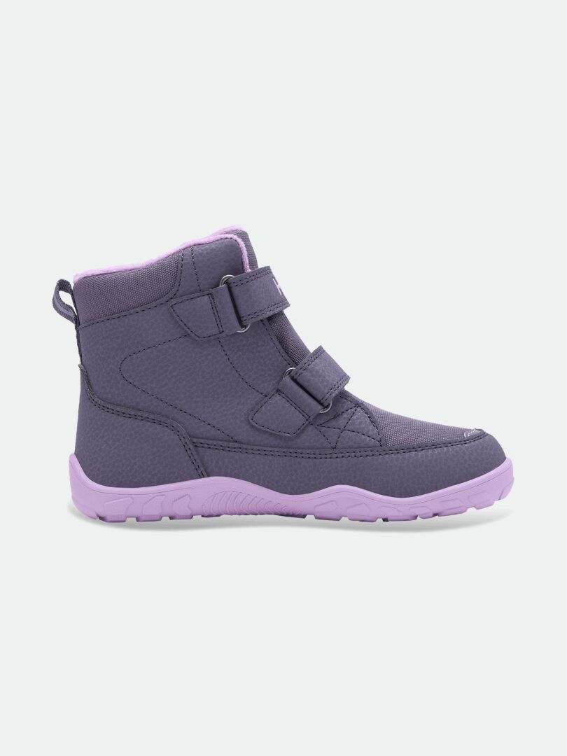 Ein violetter Halti Jalava DX Barfußstiefel für Kinder mit Klettverschluss, profilierter Sohle und Zuglasche ist von der Seite abgebildet.